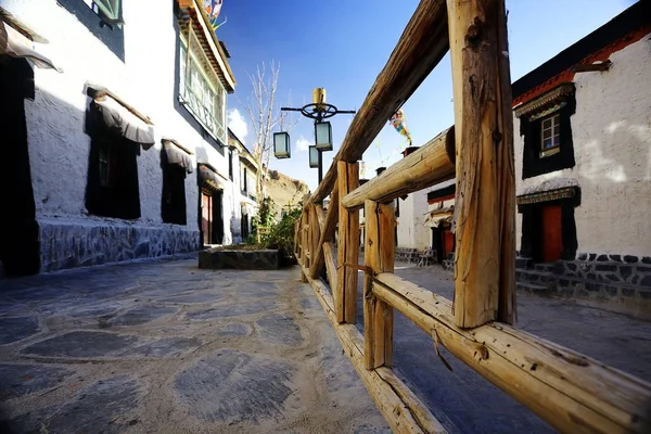 Calle Estrecha Con Edificios Antiguos Ciudad Tibetana — Foto de Stock