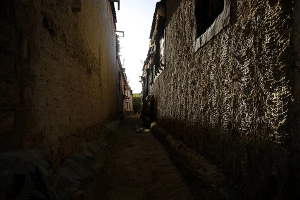 Tibet City'deki eski binalar ile dar sokak