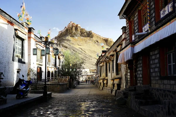 Tibet City Deki Eski Binalar Ile Dar Sokak — Stok fotoğraf