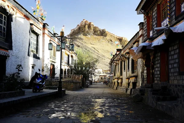 西藏古城古庙建筑令人惊叹 狭窄的街道与老大厦 — 图库照片