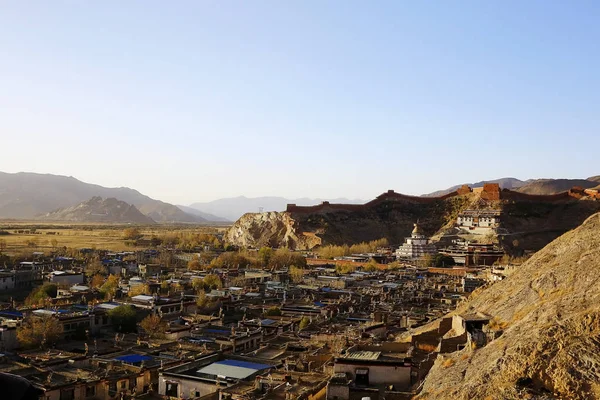 风景如画的西藏高原山地和小旧建筑的前景 — 图库照片