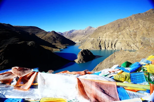 喜马拉雅的佛教旗帜与圣湖 — 图库照片