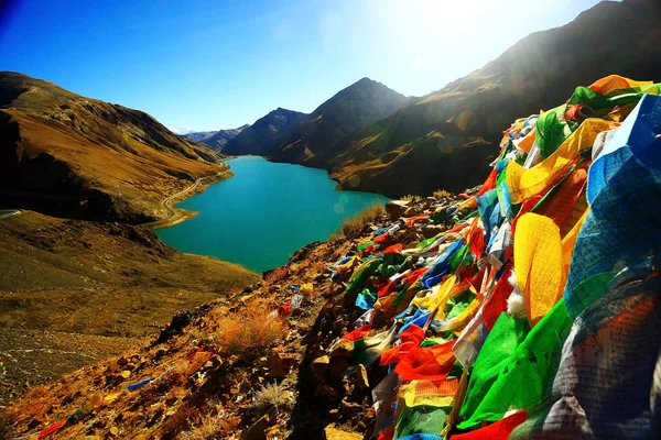Buddhistiska flaggor och heliga sjön i Himalaya — Stockfoto