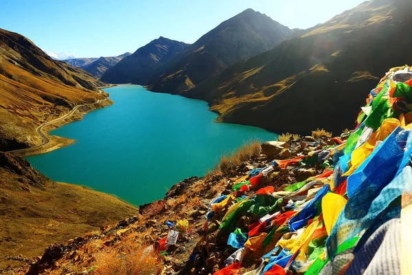  Budist bayrakları ve Himalaya kutsal göl