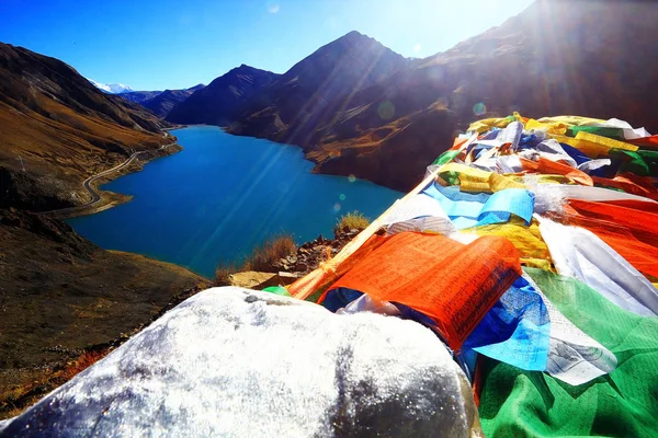 Buddyjskie flagi i święte jezioro w Himalaje — Zdjęcie stockowe