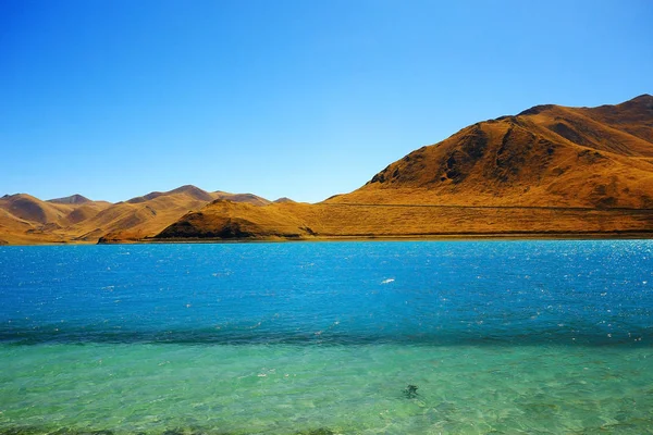 Sacred lake in Himalaya mountains — Stock Photo, Image