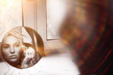 güzel bir kadın makyaj