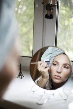 güzel bir kadın makyaj