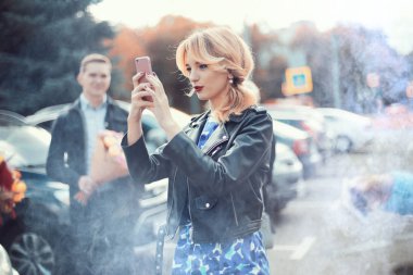 Genç erkek ve kadın selfie alarak gülümseyen neşeli Konuklar düğün 