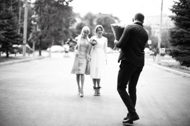 Neşeli konukları düğün, bir buket çiçek, siyah ve beyaz holding takım elbiseli adam arkadan görünüm 