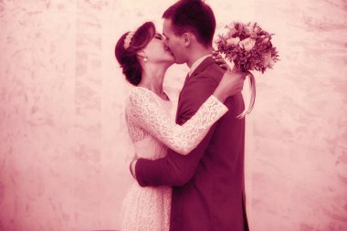 Gelin ve damat öpüşüyor.  