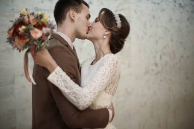 Gelin ve damat öpüşüyor.  