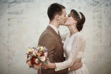 Gelin ve damat öpüşüyor.  