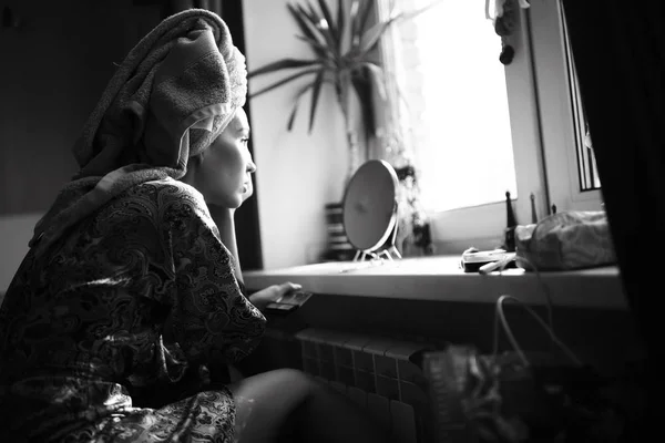 Beautiful woman doing makeup — Stock Photo, Image