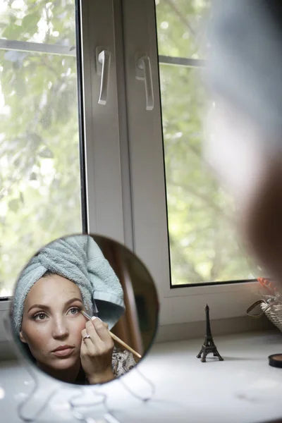Vacker kvinna gör makeup — Stockfoto