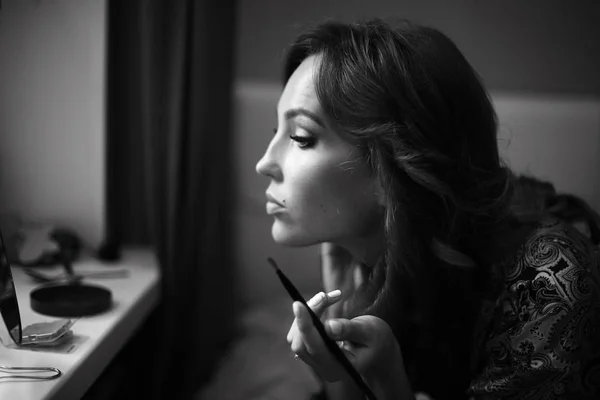 Krásná žena, která dělá make-up — Stock fotografie