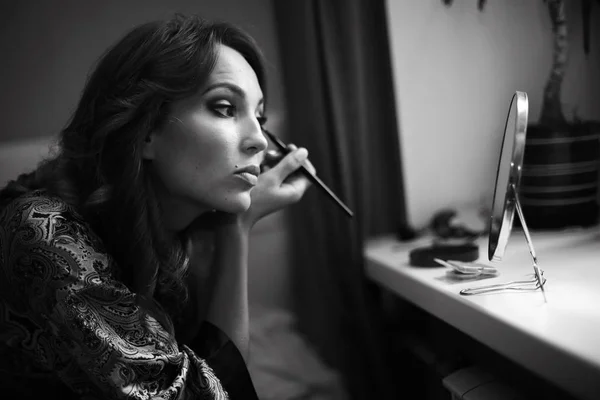 Krásná žena, která dělá make-up — Stock fotografie