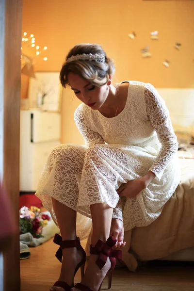 Sposa che si prepara per la cerimonia nuziale — Foto Stock