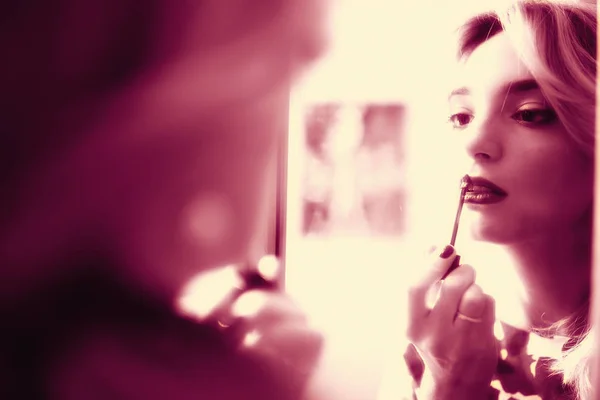 Mulher bonita fazendo maquiagem — Fotografia de Stock