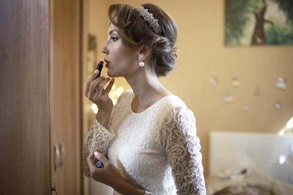 Novia haciendo maquillaje — Foto de Stock