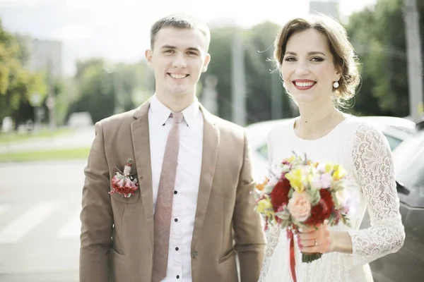 Bella Giovane Sposa Abito Bianco Bello Sposo Posa All Aperto — Foto Stock