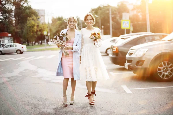 Mariée en robe de mariée et demoiselle d'honneur — Photo