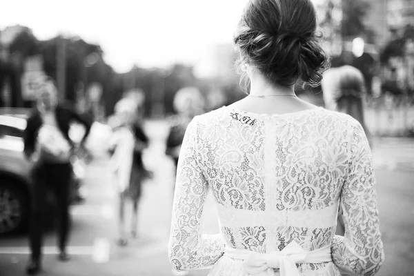 Наречена в білій весільній сукні — стокове фото