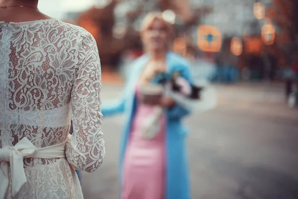 Noiva em vestido de noiva branco — Fotografia de Stock