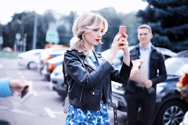 Genç erkek ve kadın selfie alarak gülümseyen neşeli Konuklar düğün 