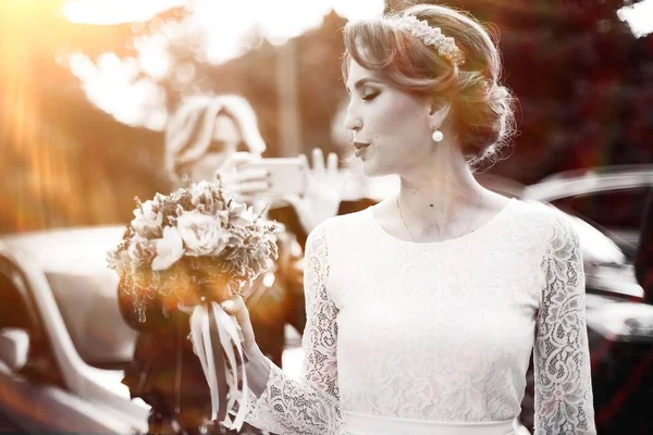 白いウェディング ドレスの若い花嫁 — ストック写真