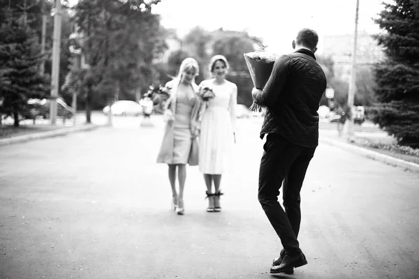 Convidados Alegres Casamento Visão Traseira Homem Terno Segurando Buquê Flores — Fotografia de Stock