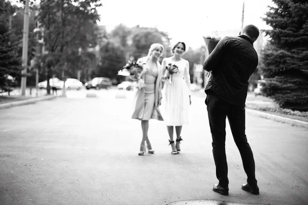 Fröhliche Hochzeitsgäste Rückansicht Eines Mannes Anzug Mit Blumenstrauß Schwarz Weiß — Stockfoto
