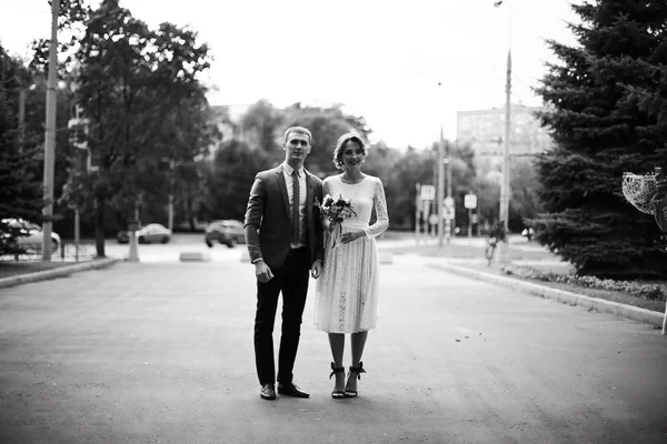 Gelin ve damat parkta