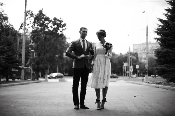 Noiva e noivo no dia do casamento — Fotografia de Stock