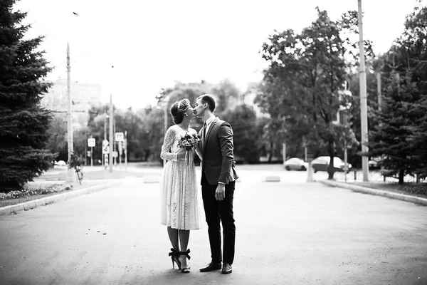 Nevěsta a ženich v parku — Stock fotografie