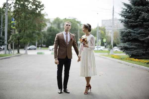 Novia y novio el día de la boda — Foto de Stock