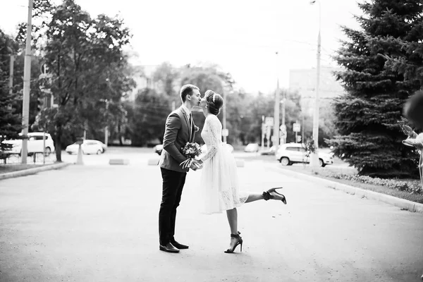 Bride and groom on wedding day — Stock Photo, Image