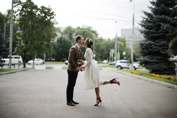 Bride and groom in summer park — Stock Photo, Image