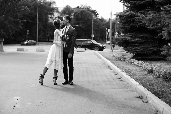 Bride and groom in park — Stock Photo, Image