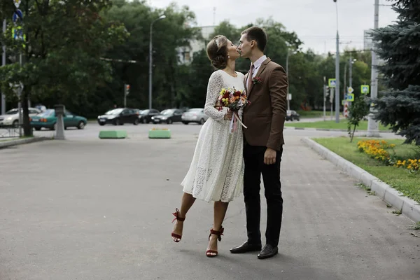 Nevěsta a ženich ve svatební den — Stock fotografie