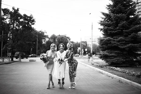 Novia en vestido de novia y damas de honor — Foto de Stock