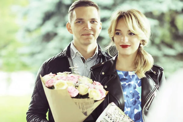 Felice coppia tenendo bouquet — Foto Stock