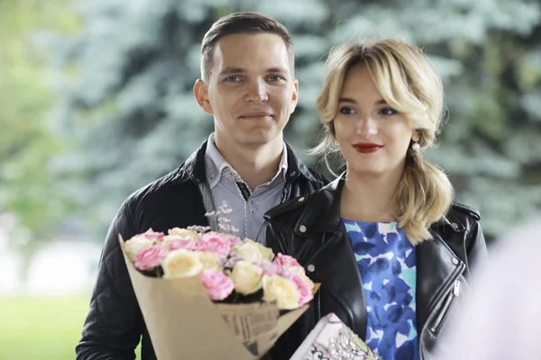 Happy couple holding bouquet — Stock Photo, Image