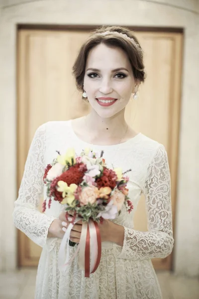 Novia con ramo de flores — Foto de Stock