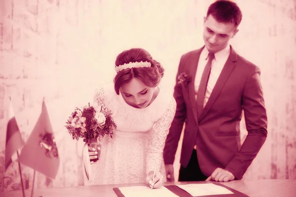 Весільна реєстрація нареченого і нареченого — стокове фото