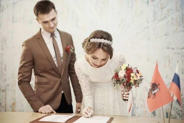 Registro de casamento de noiva e noivo — Fotografia de Stock