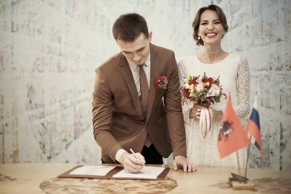 Registratie van het huwelijk van bruid en bruidegom — Stockfoto