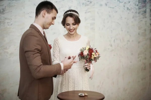 Registrace svatební nevěsta a ženich — Stock fotografie