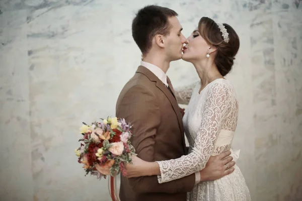 Bride and groom kissing — Stock Photo, Image