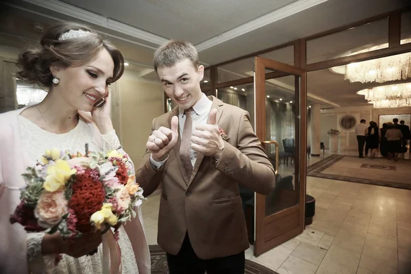 Noiva e noivo no palácio de casamento — Fotografia de Stock